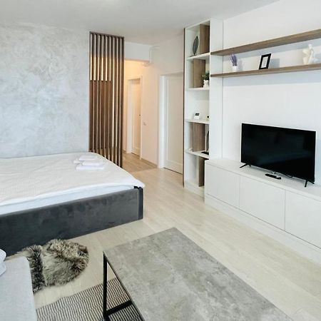 Q Royal Apartment - Palas Center Iasi Exteriör bild