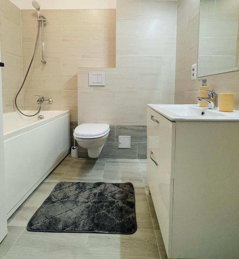 Q Royal Apartment - Palas Center Iasi Exteriör bild